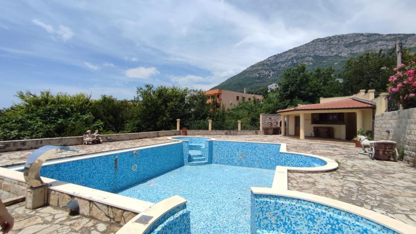 Spacious villa in Shushan on a large plot of land