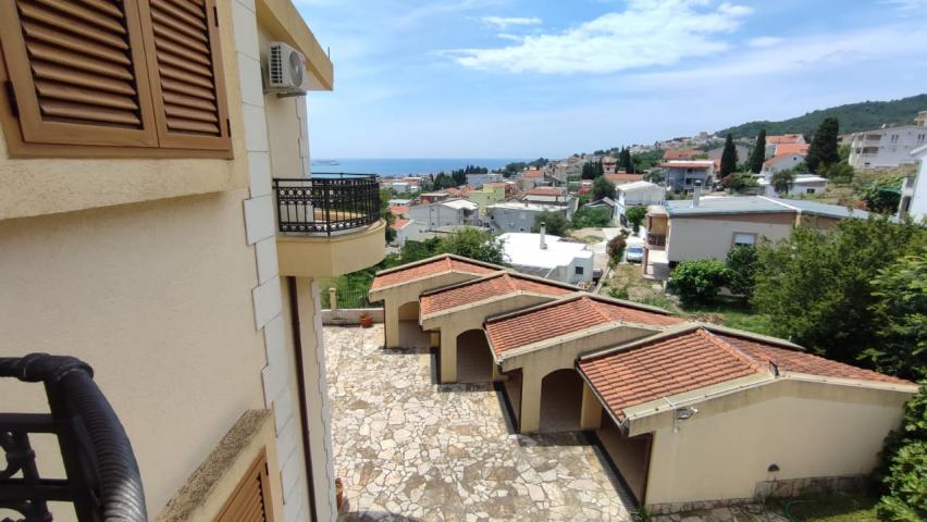 Spacious villa in Shushan on a large plot of land