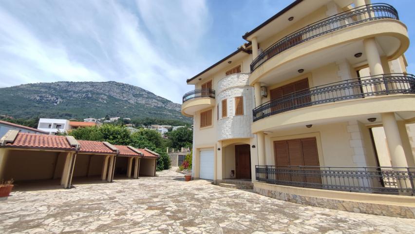 Spacious villa in Shushan on a large plot of land