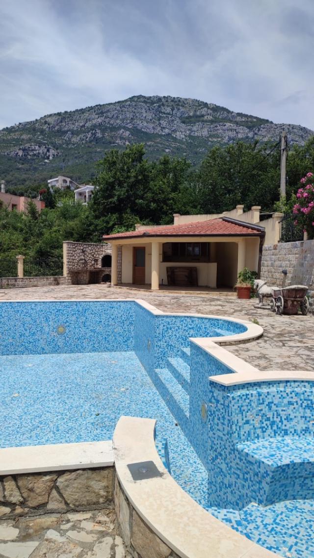 Spacious villa in Shushan on a large plot of land