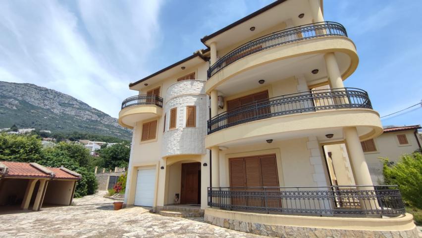 Spacious villa in Shushan on a large plot of land
