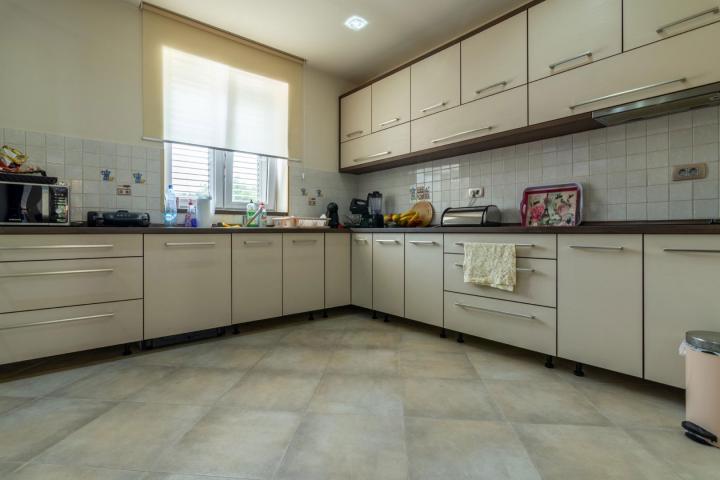 New villa with pool and garage in Bonici, Tivat