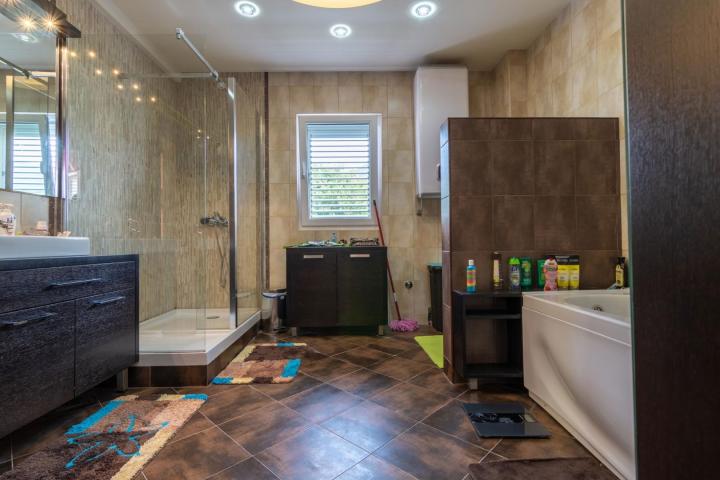 New villa with pool and garage in Bonici, Tivat