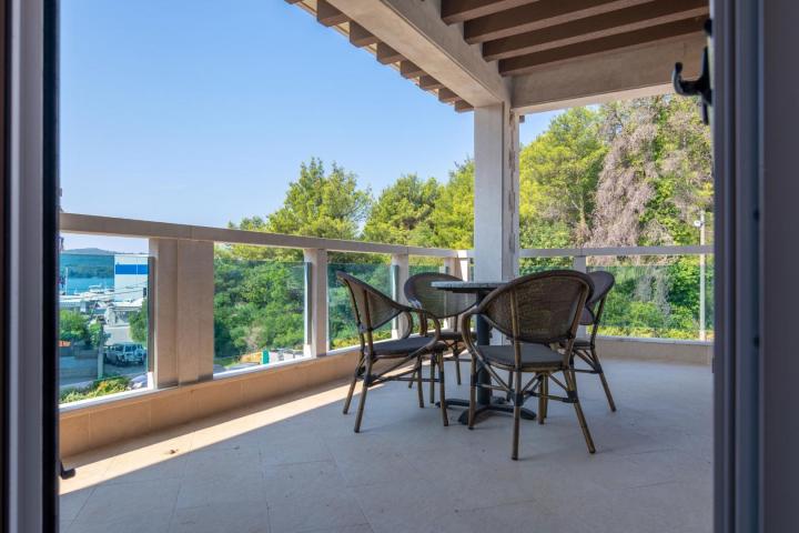 New villa with pool and garage in Bonici, Tivat