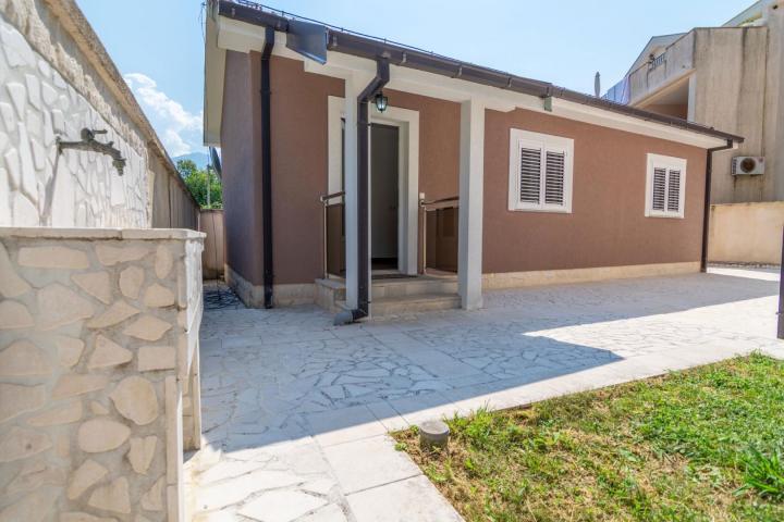 New villa with pool and garage in Bonici, Tivat