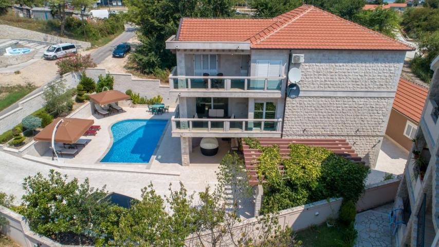 New villa with pool and garage in Bonici, Tivat