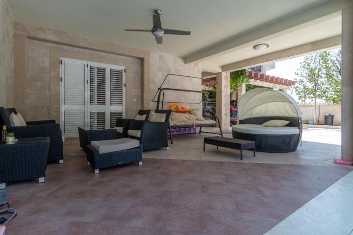 New villa with pool and garage in Bonici, Tivat