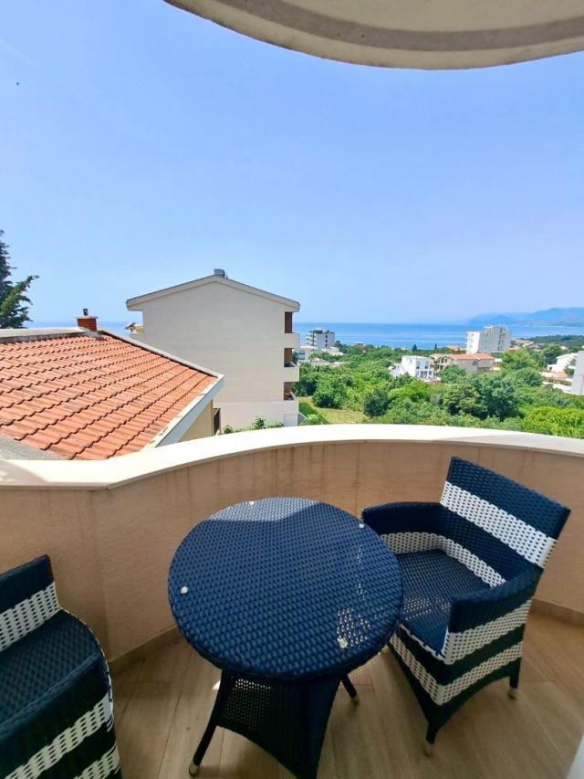 Spacious studio with sea views in Utekha