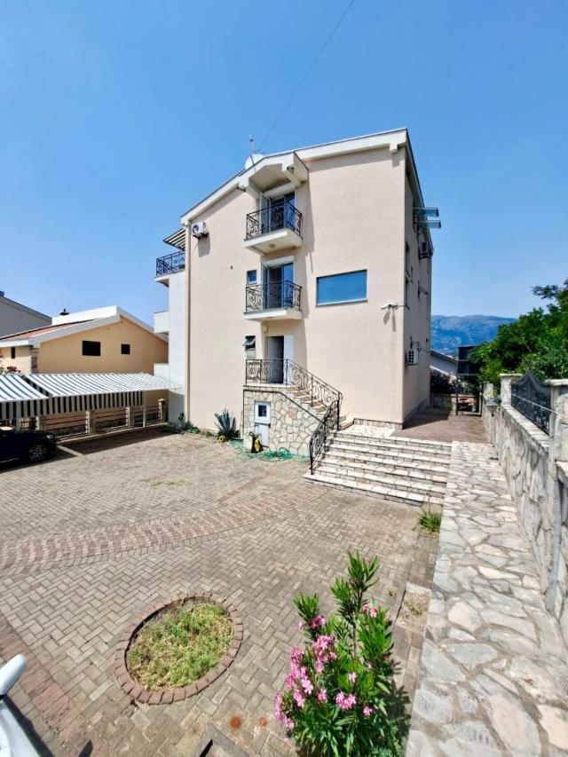 Spacious studio with sea views in Utekha