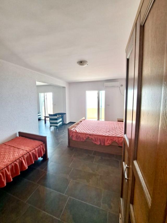 Spacious studio with sea views in Utekha