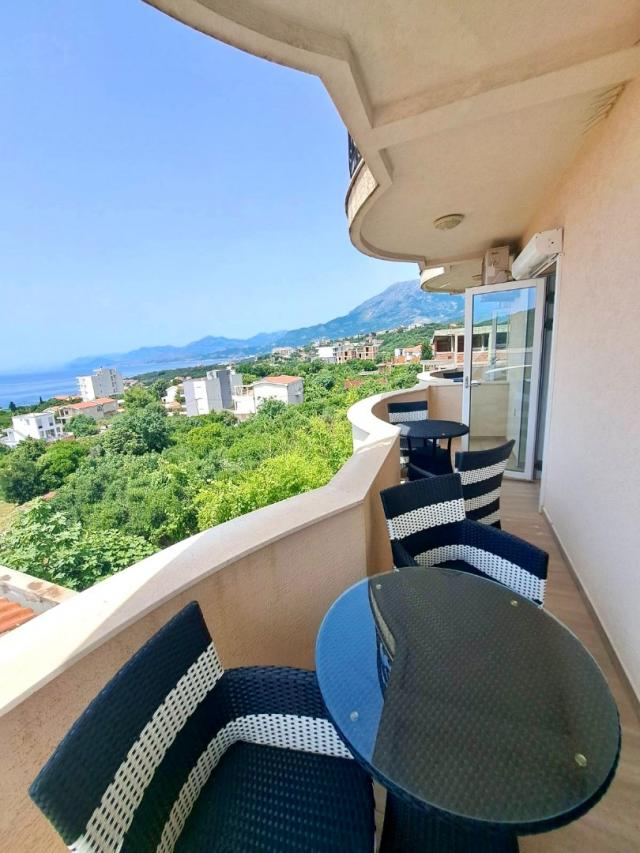 Spacious studio with sea views in Utekha