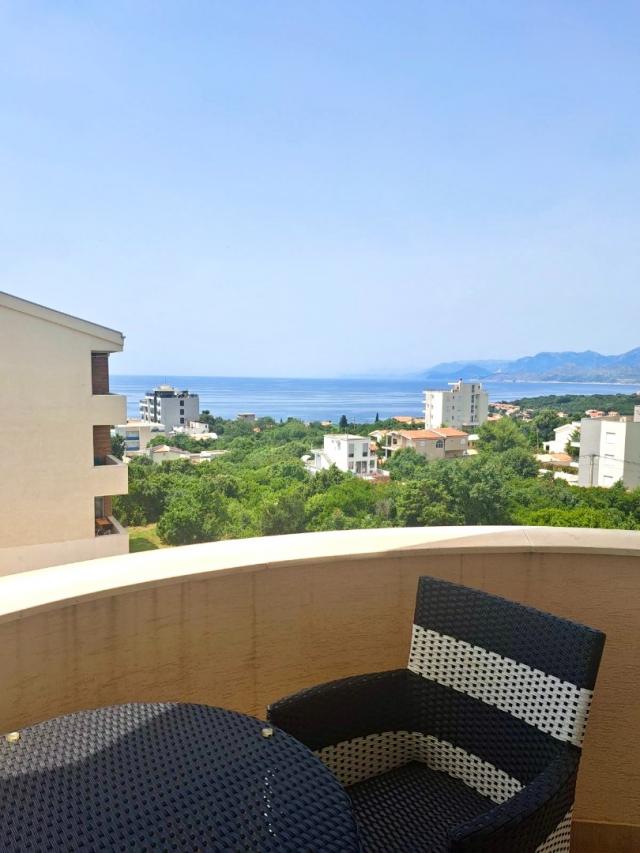 Spacious studio with sea views in Utekha