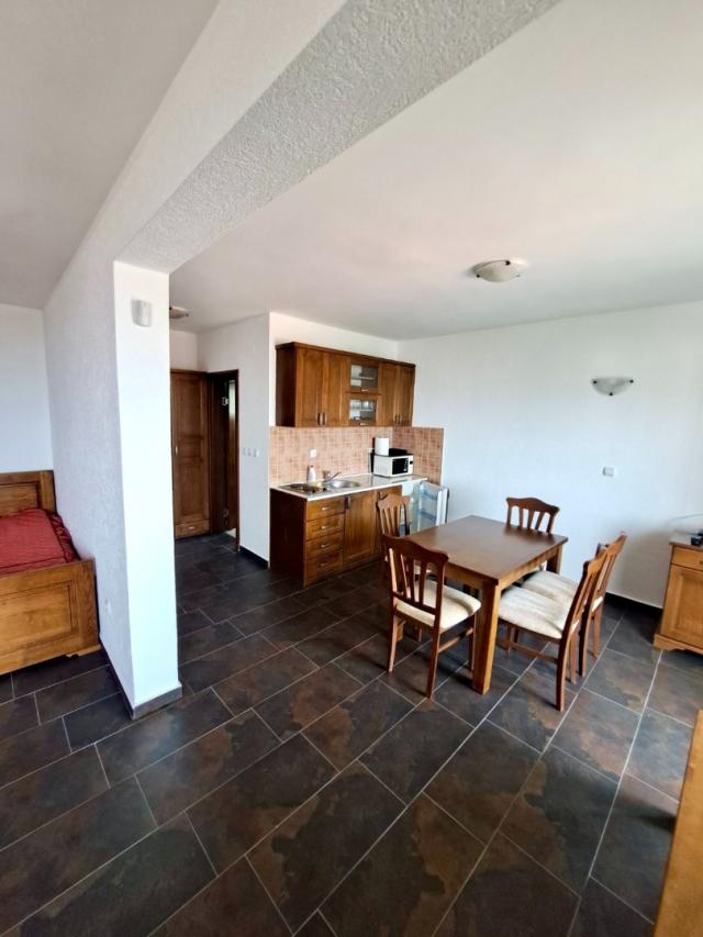 Spacious studio with sea views in Utekha