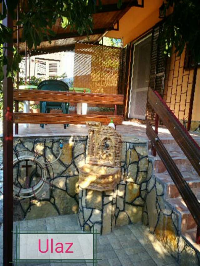 The house is located in the town of Djurmani