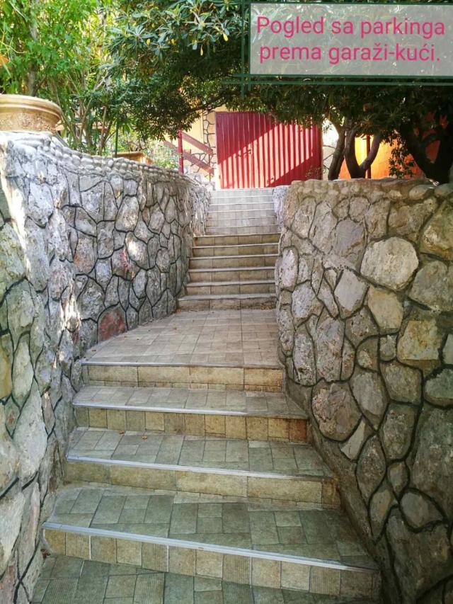The house is located in the town of Djurmani