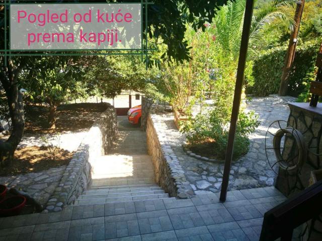 The house is located in the town of Djurmani