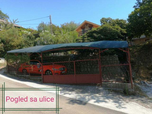 The house is located in the town of Djurmani