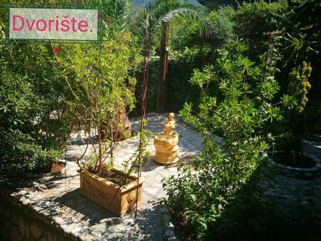 The house is located in the town of Djurmani
