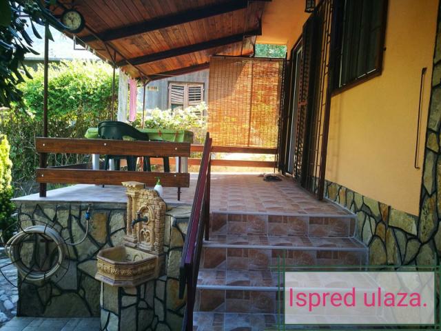 The house is located in the town of Djurmani