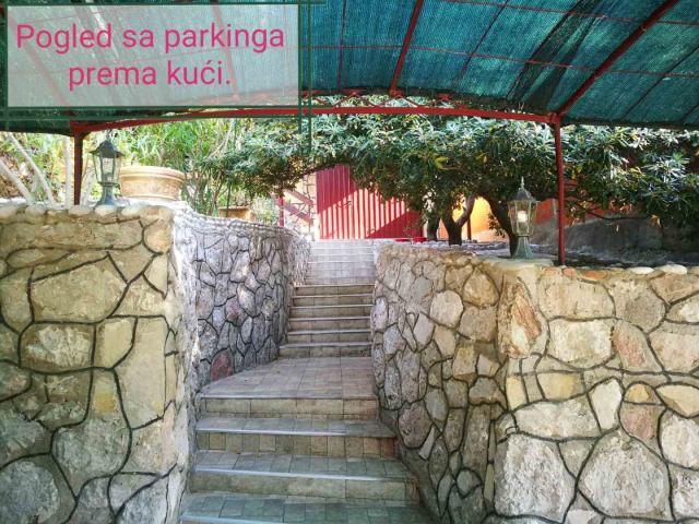 The house is located in the town of Djurmani