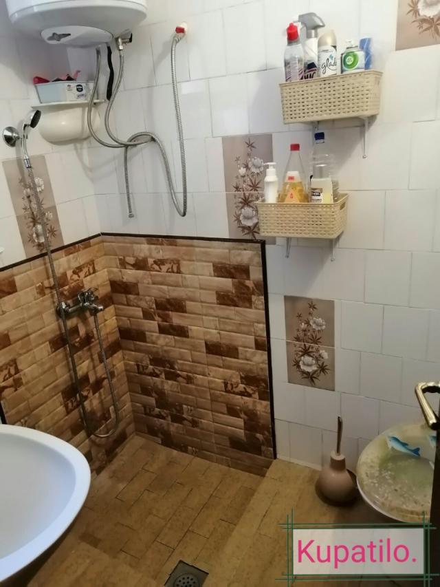 The house is located in the town of Djurmani