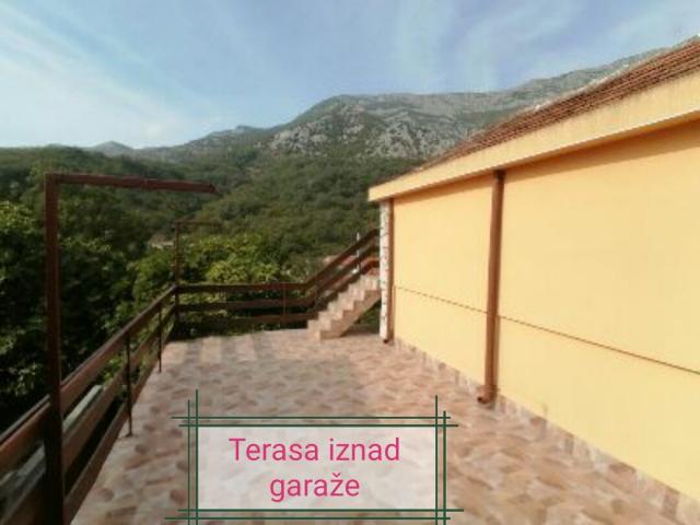 The house is located in the town of Djurmani