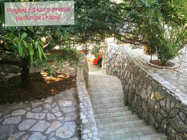 The house is located in the town of Djurmani