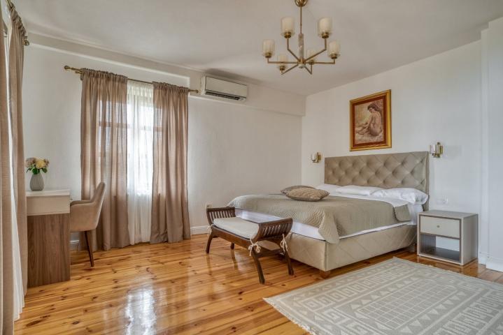Ekskluzivna vila od kamena sa velikim imanjem i panoramskim pogledom – Reževići