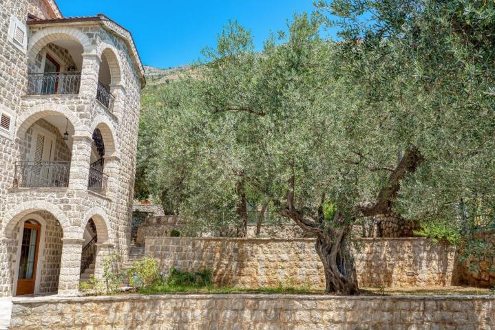 Ekskluzivna vila od kamena sa velikim imanjem i panoramskim pogledom – Reževići