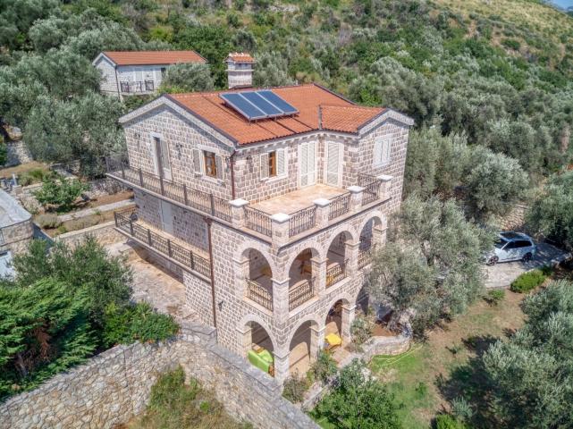 Ekskluzivna vila od kamena sa velikim imanjem i panoramskim pogledom – Reževići
