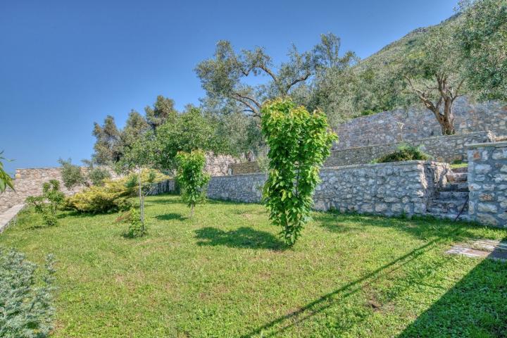 Ekskluzivna vila od kamena sa velikim imanjem i panoramskim pogledom – Reževići