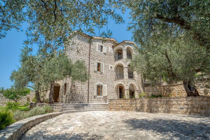 Ekskluzivna vila od kamena sa velikim imanjem i panoramskim pogledom – Reževići