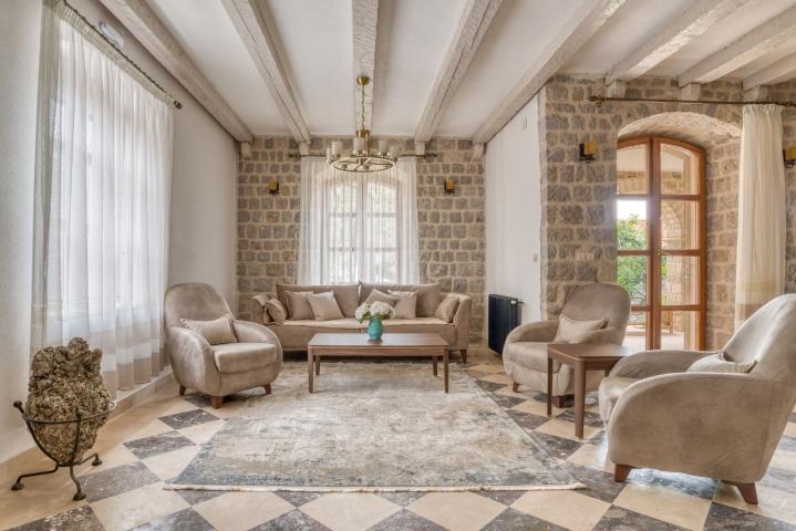Ekskluzivna vila od kamena sa velikim imanjem i panoramskim pogledom – Reževići