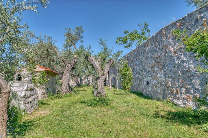 Ekskluzivna vila od kamena sa velikim imanjem i panoramskim pogledom – Reževići