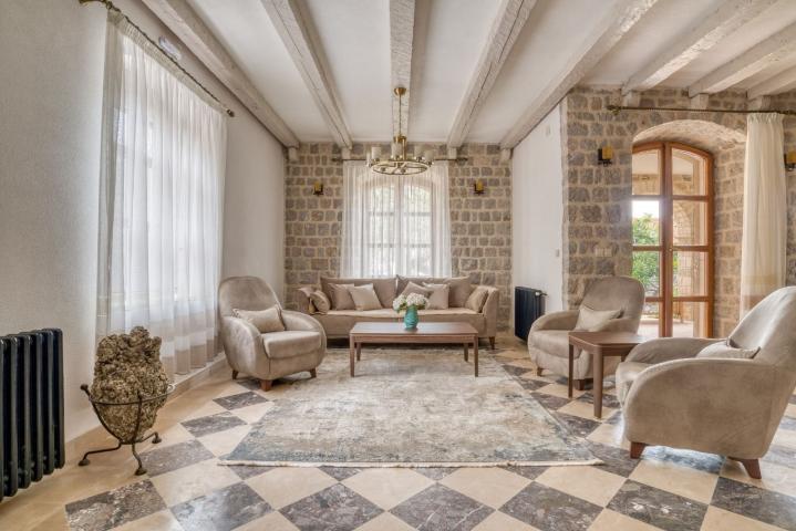 Ekskluzivna vila od kamena sa velikim imanjem i panoramskim pogledom – Reževići