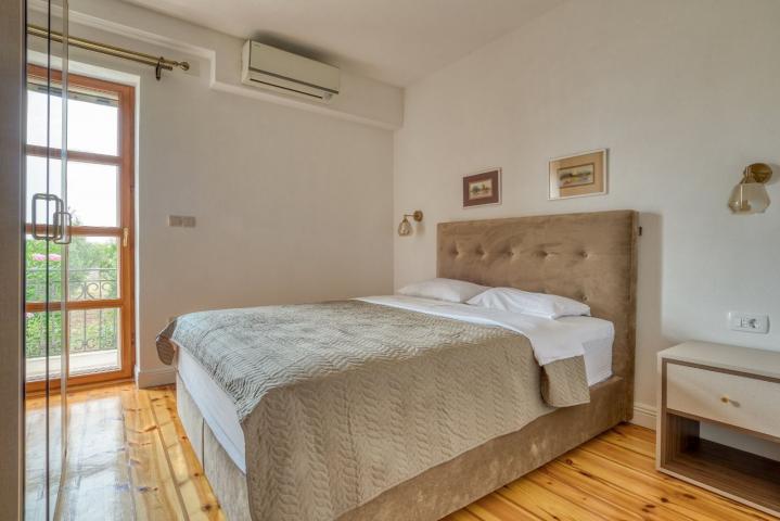 Ekskluzivna vila od kamena sa velikim imanjem i panoramskim pogledom – Reževići
