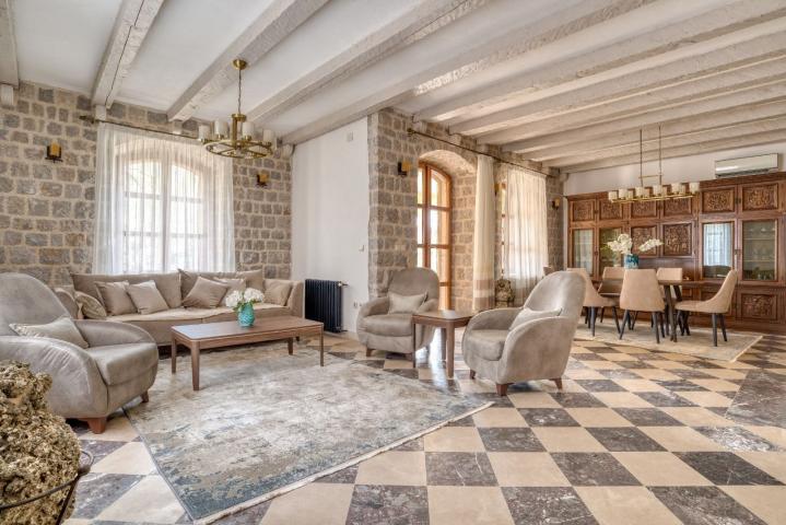 Ekskluzivna vila od kamena sa velikim imanjem i panoramskim pogledom – Reževići