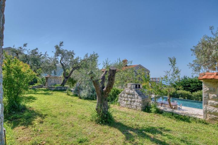 Ekskluzivna vila od kamena sa velikim imanjem i panoramskim pogledom – Reževići