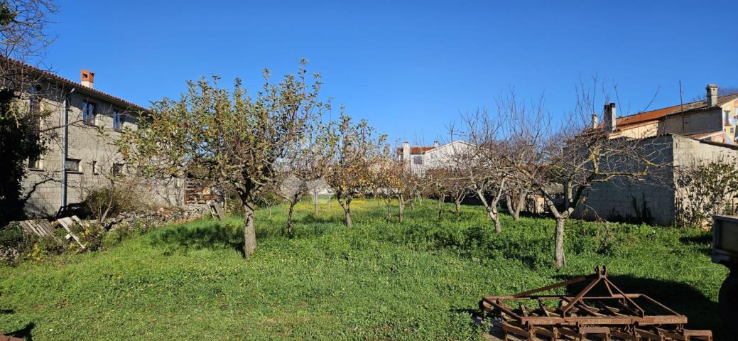 VODNJAN - građevinsko zemljište s gospodarskom zgradom