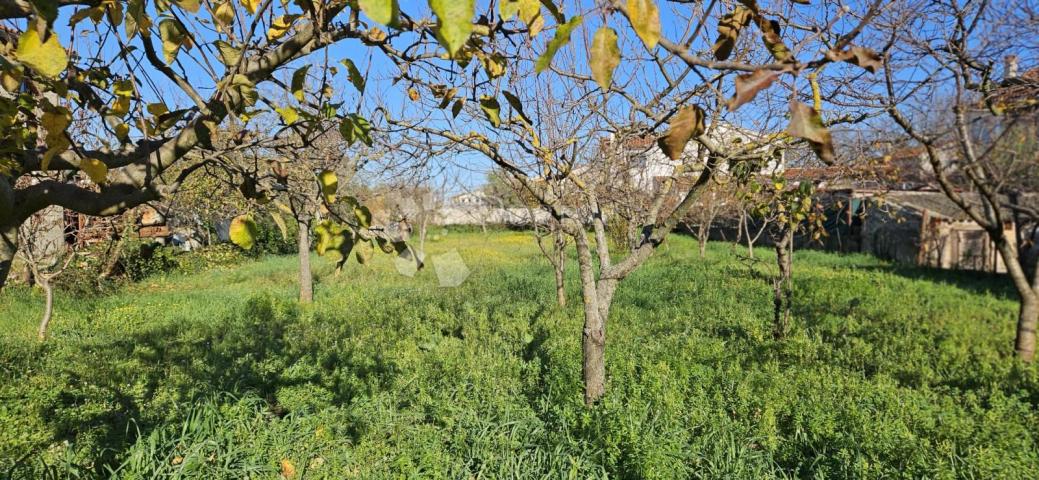 VODNJAN - građevinsko zemljište s gospodarskom zgradom
