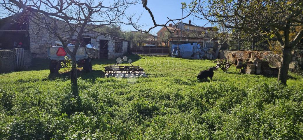 VODNJAN - građevinsko zemljište s gospodarskom zgradom