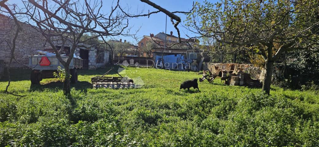 VODNJAN - građevinsko zemljište s gospodarskom zgradom
