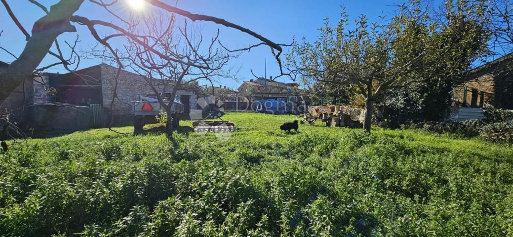 VODNJAN - građevinsko zemljište s gospodarskom zgradom