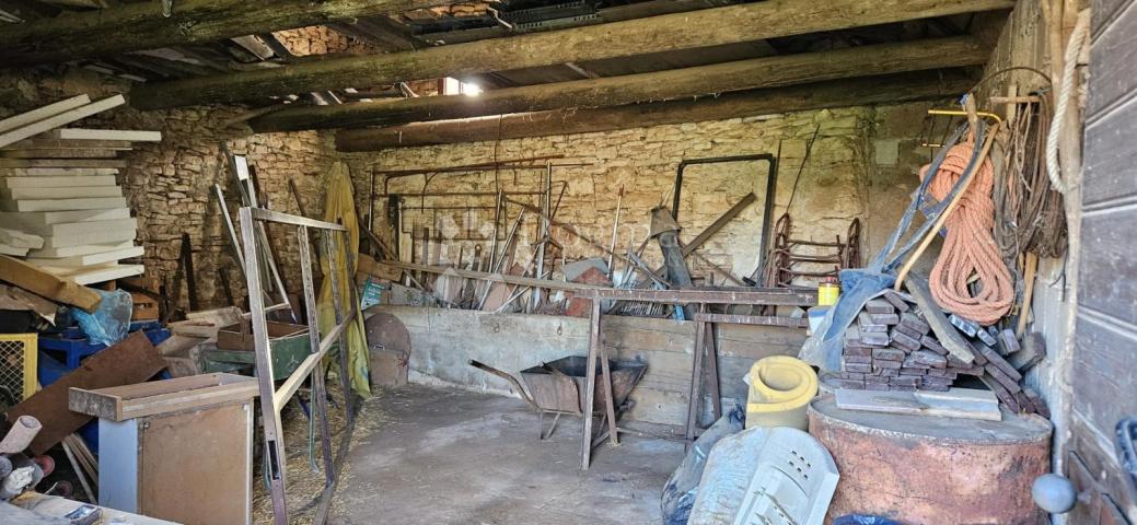 VODNJAN - građevinsko zemljište s gospodarskom zgradom