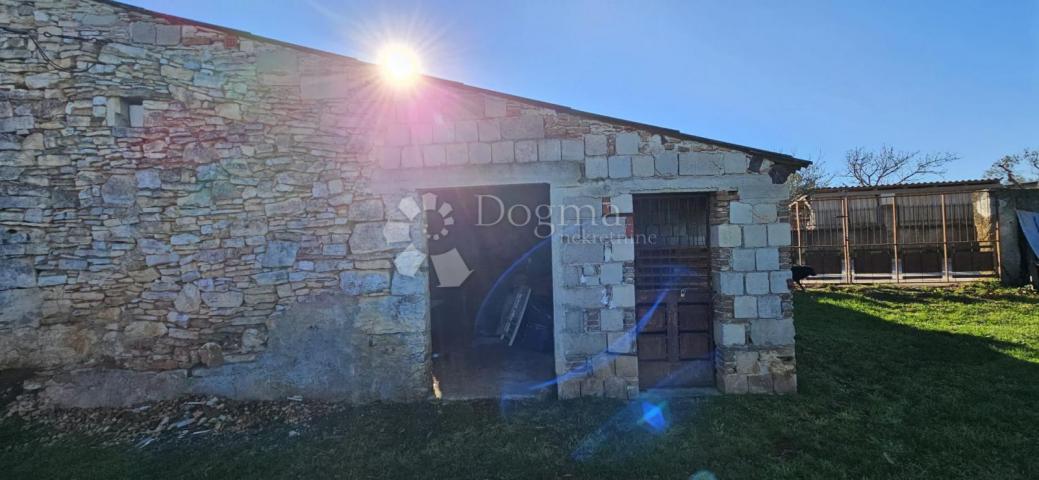 VODNJAN - građevinsko zemljište s gospodarskom zgradom
