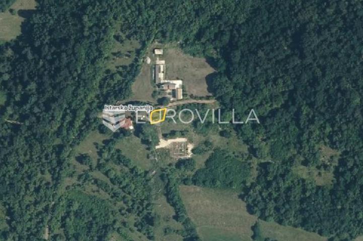 Istra, Grožnjan, Građevinsko zemljište 3.800 m² u miru i prirodi