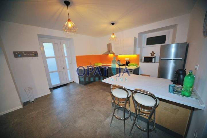 Opatija strogi centar stan 2S+DB, 100 m2, prizemlje