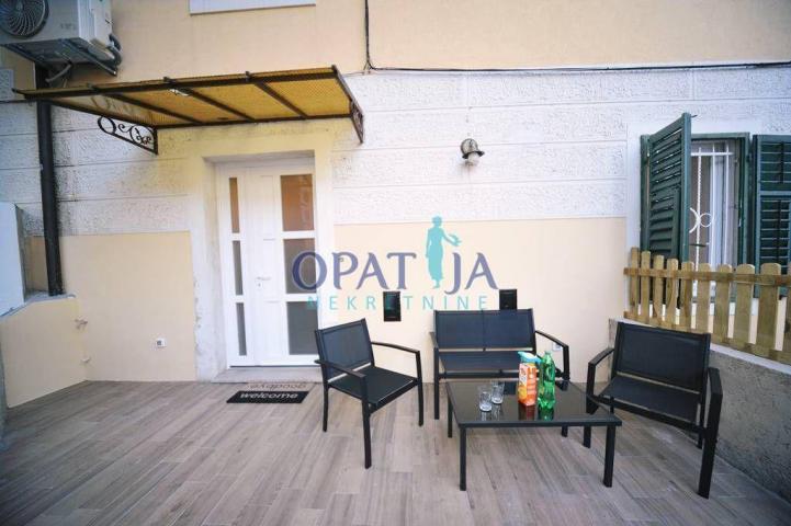 Opatija strogi centar stan 2S+DB, 100 m2, prizemlje
