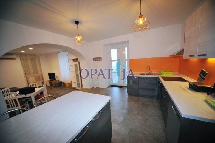 Opatija strogi centar stan 2S+DB, 100 m2, prizemlje