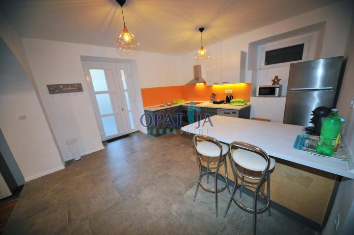 Opatija strogi centar stan 2S+DB, 100 m2, prizemlje